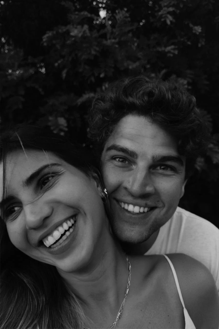 Catarina e Stefano sorrindo, em preto e branco